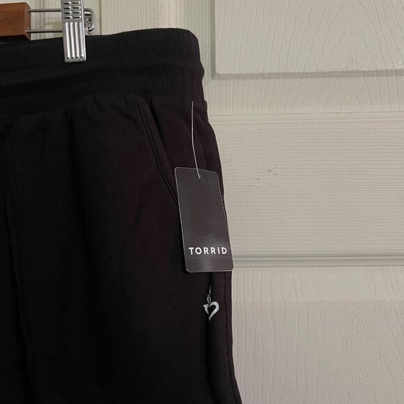 Torrid Womens NWT Black Mid-Rise Everyday Fleece Patch Pocket Active Shorts 3X - Picture 4 of 10